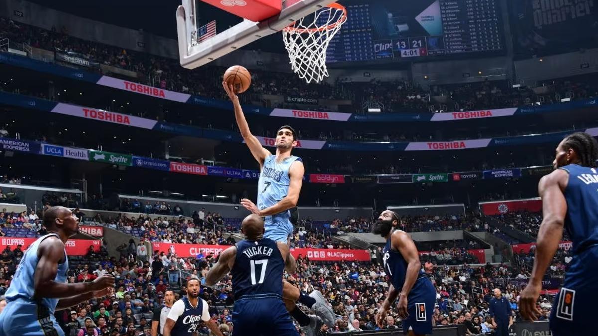 Santi Aldama coloca una bandeja ante la atenta mirada de Tucker y de Harden en el choque ante los Clippers.