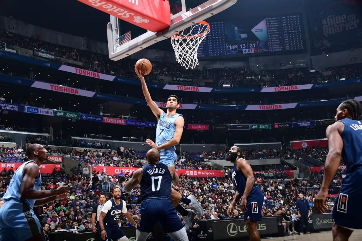 Santi Aldama coloca una bandeja ante la atenta mirada de Tucker y de Harden en el choque ante los Clippers.