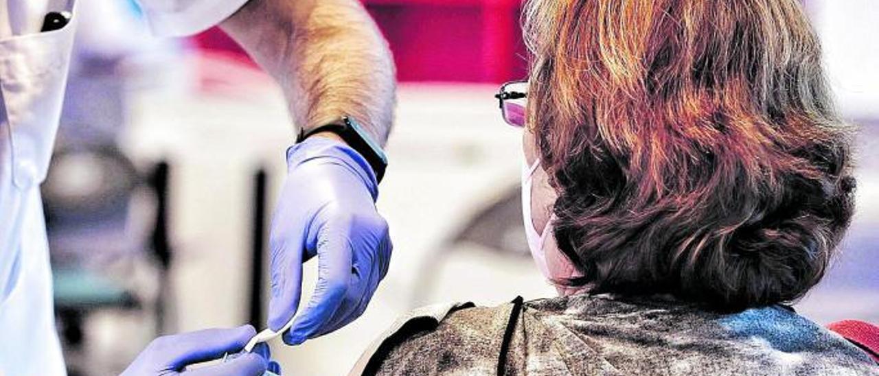 Un sanitario inocula la vacuna de la Covid-19 a una mujer. | | MARÍA PISACA