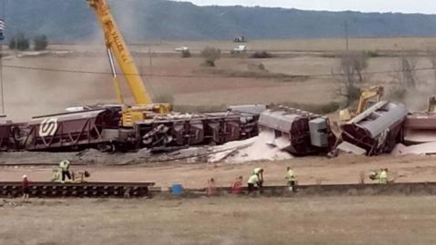 Continuen les tasques per retirar el comboi descarrilat a Santpedor