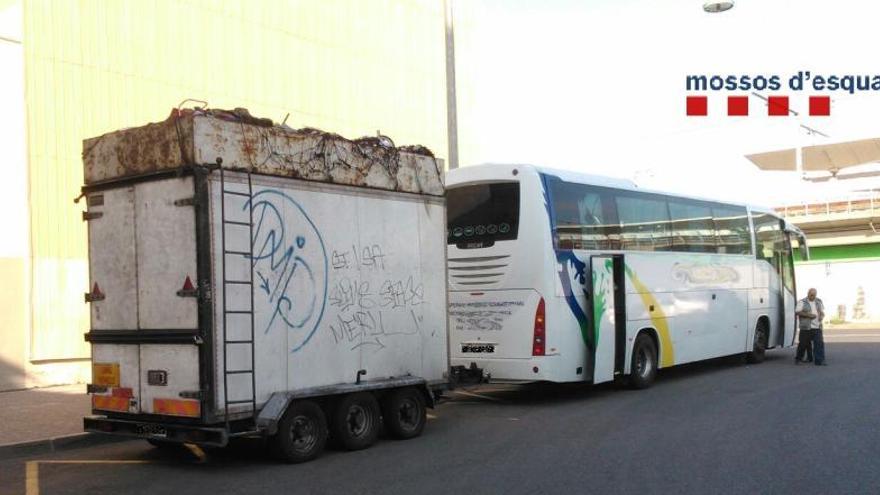 Denuncien el conductor d&#039;un autocar que arrossegava un remolc amb 4 tones de sobrepès