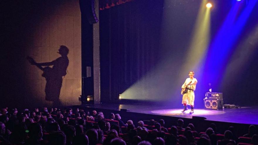 La policia ha de detenir i treure un espectador en el concert d’Albert Pla