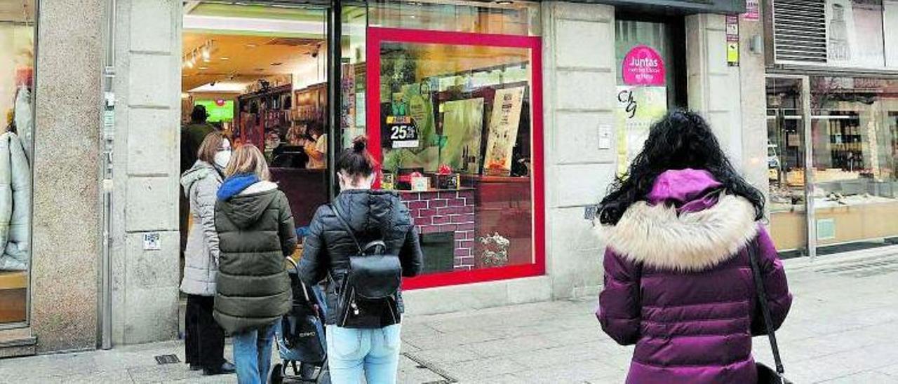 Cola para entrar en una de las farmacias de la peatonal de O Calvario en el primer día con limitación en el precios de los antígenos.