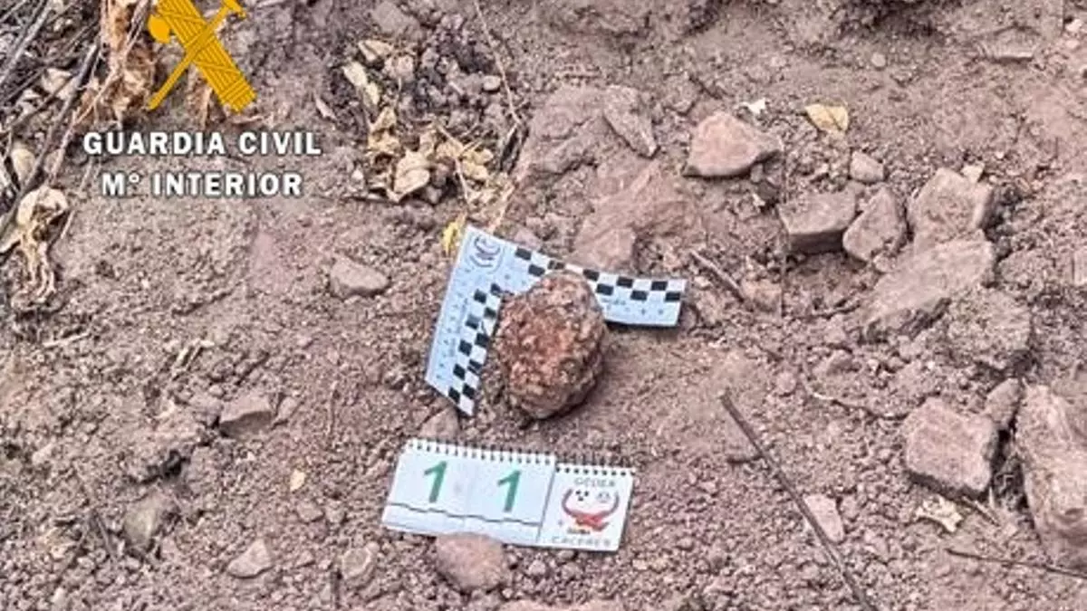Aparece una granada de la Guerra Civil en Puebla de Alcocer