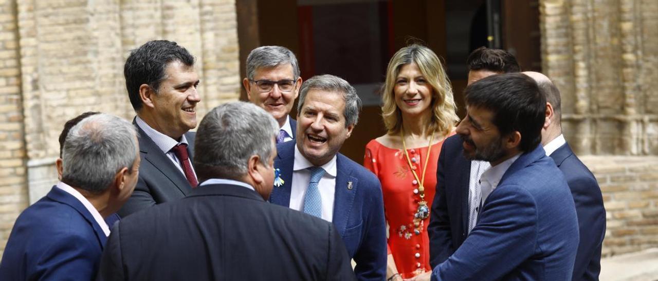 Los portavoces de los grupos parlamentarios de las Cortes comparten un momento distendido antes del acto institucional por el Día de Aragón.