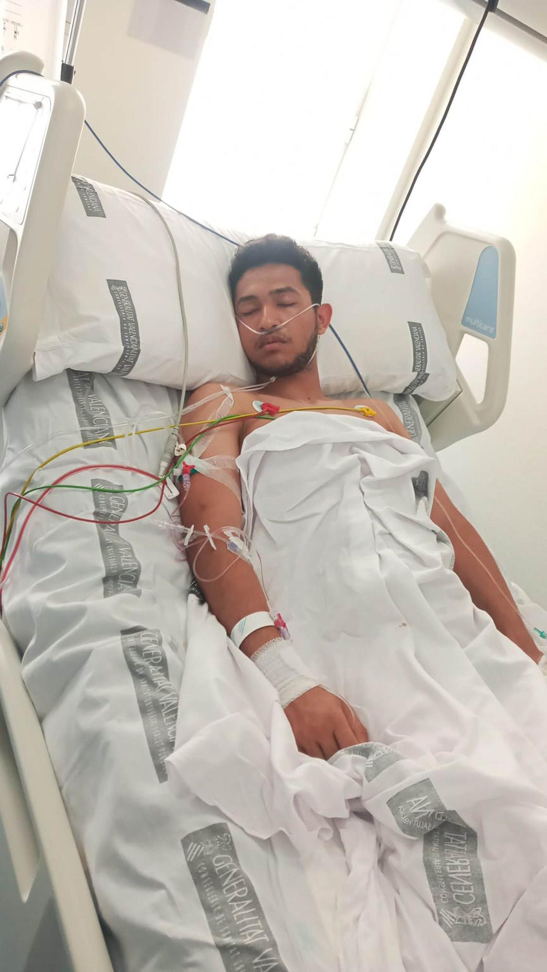 Diego en el Hospital General de Alicante tras ser operado.
