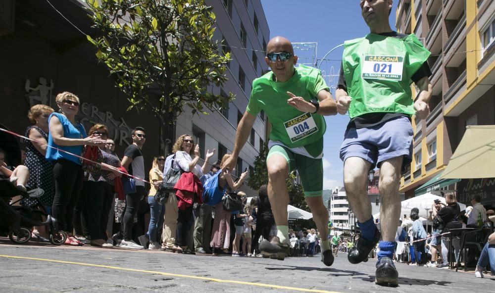 Carrera con madreñas en la calle Gascona