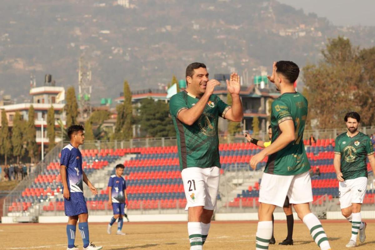 Míchel Carrilero celebra con Pedro Ramírez el segundo gol del Cacereño.