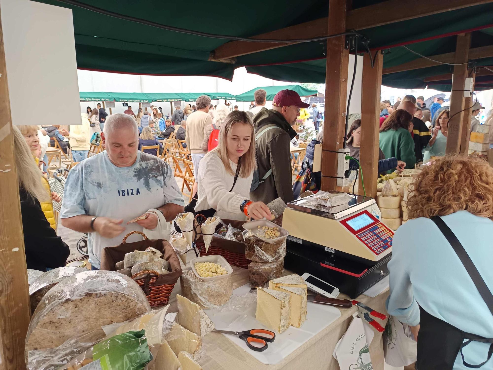 En imágenes: La lluvia no frena la XX Feria Regional de Quesos