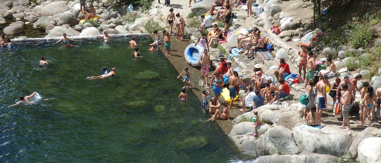 Bañistas en la Garganta de Alardos de Madrigal de la Vera, en una imagen de archivo.