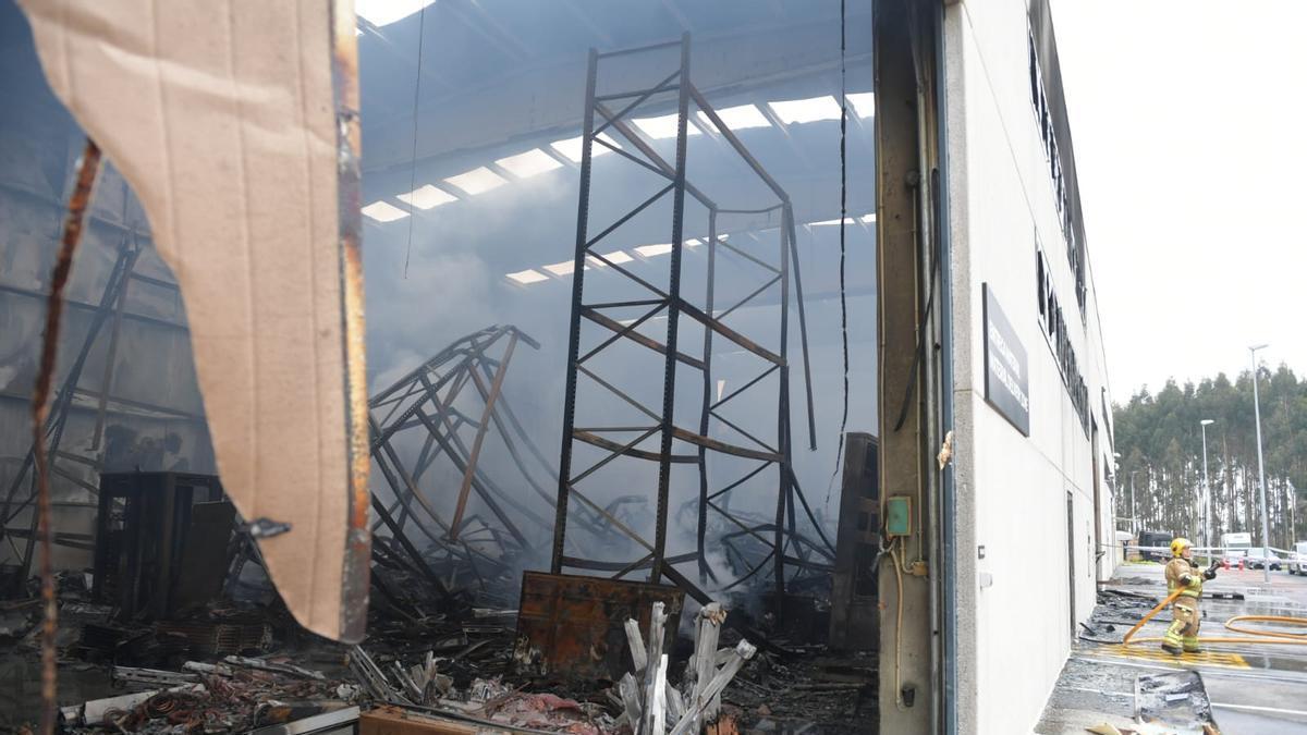 Un incendio destroza la nave de Trison en el polígono de Espíritu Santo