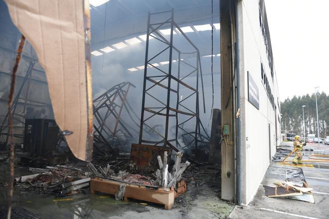 Un incendio destroza la nave de Trison en el polígono de Espíritu Santo