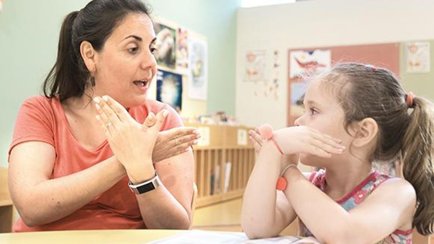365 alumnos dan clase en lengua de signos