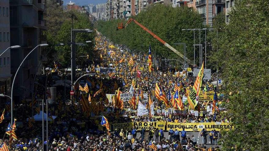 La manifestación, a su paso por la avenida del Paralelo. // Lluis Gené/AFP