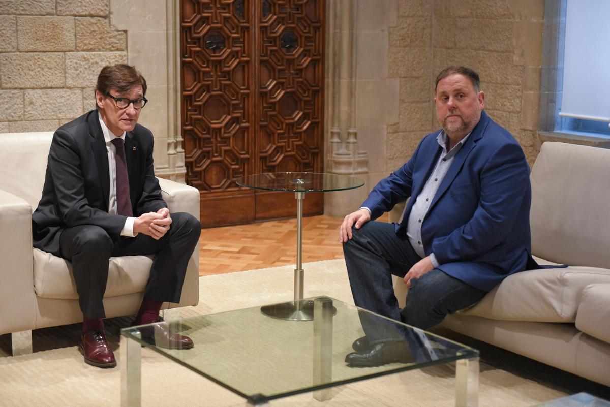 El president, Salvador Illa, y el líder de ERC, Oriol Junqueras, en su reunión de febrero.