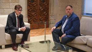 El president, Salvador Illa, y el líder de ERC, Oriol Junqueras, en su reunión de febrero.