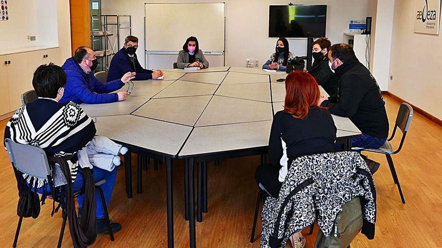 Ediles socialistas junto a miembros de la nueva comisión.