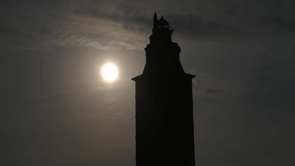 El sol ante la Torre de Hércules