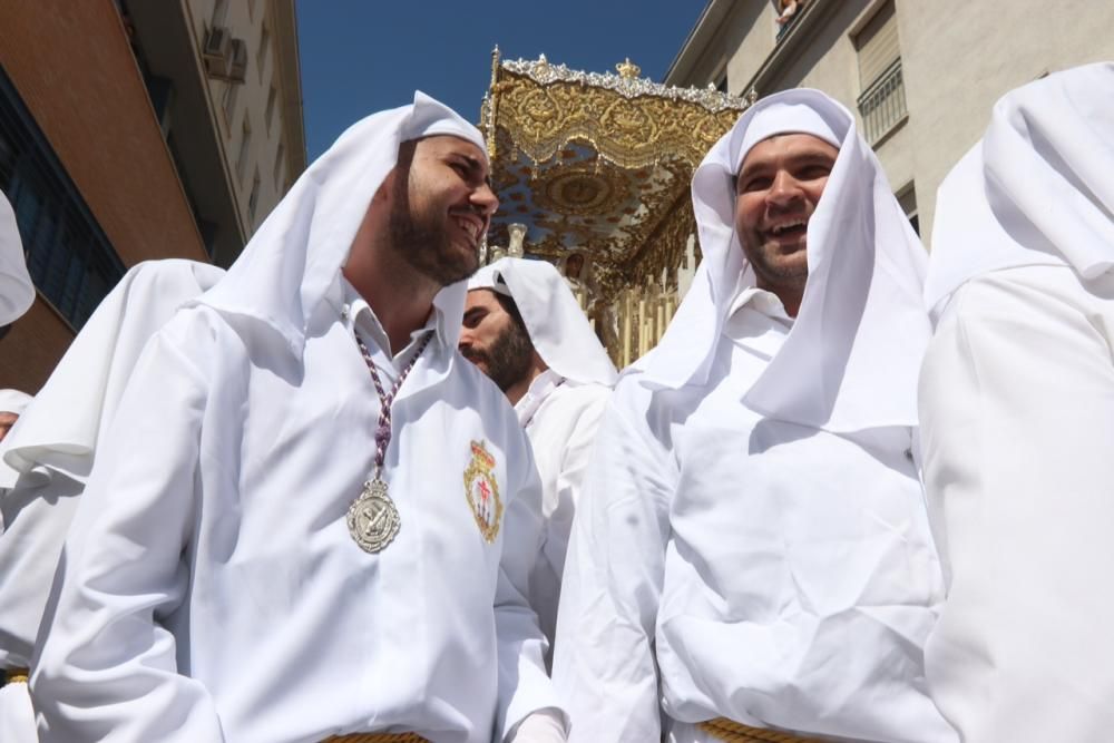 La Hermandad del Jesús Nazareno de los Pasos y María del Rocío Coronada abre los cortejos del día desde el entorno de la plaza de la Victoria