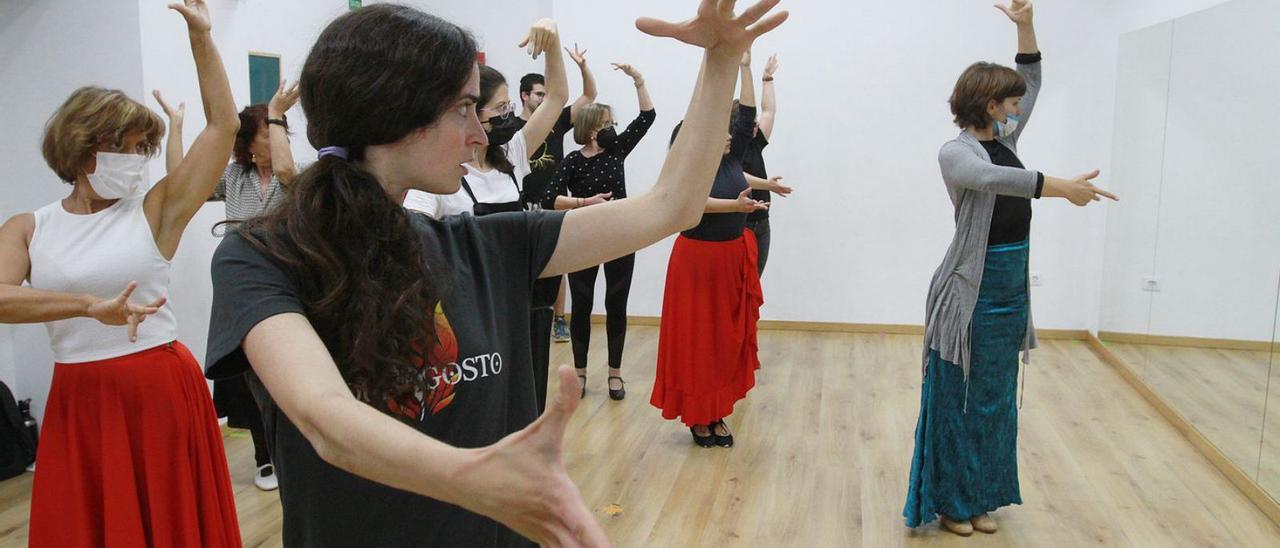 Algunas de las alumnas, durante las clases de flamenco en Tics, en Pena Trevinca.   | // IÑAKI OSORIO