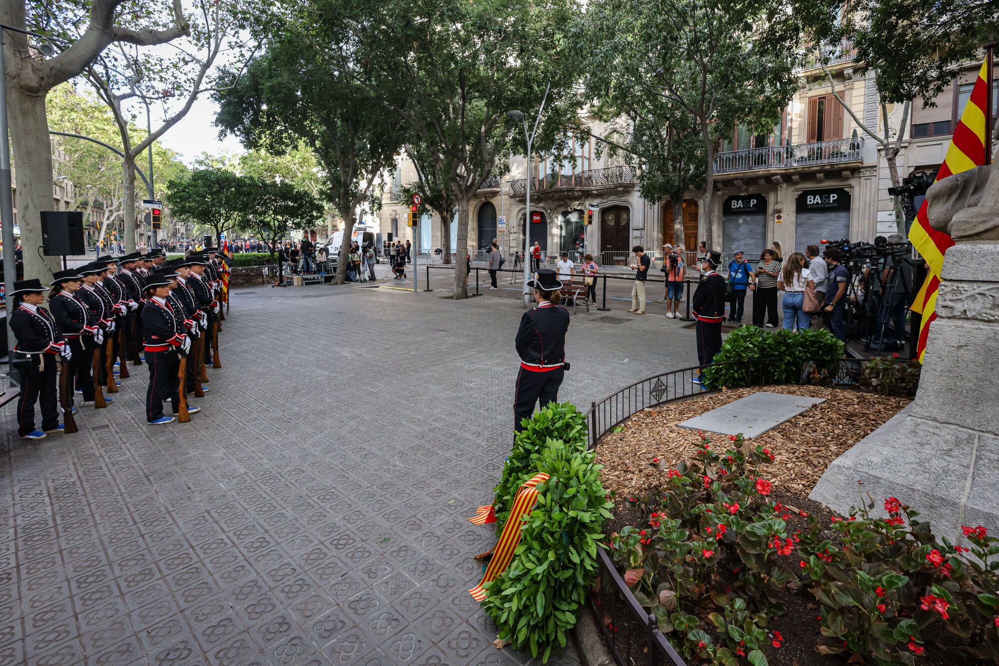 Ofrenes florals al monument de Rafael Casanova amb motiu de la Diada