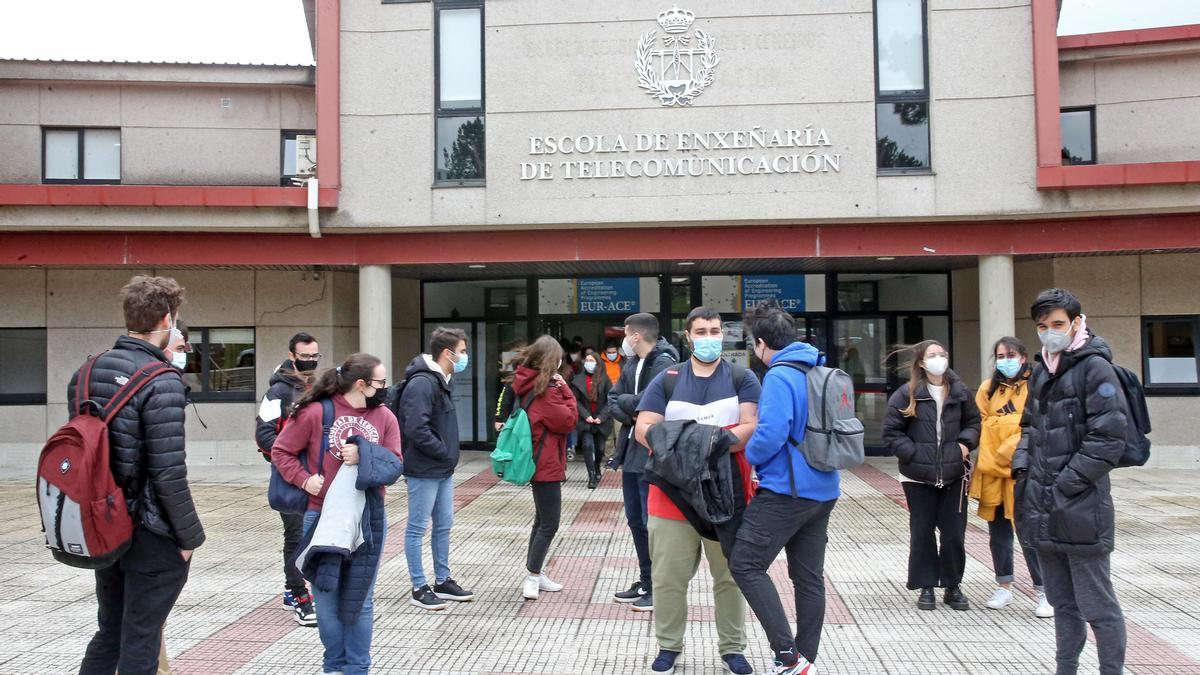 Alumnos a las puertas de la Escuela de Ingeniería de Telecomunicaciones.