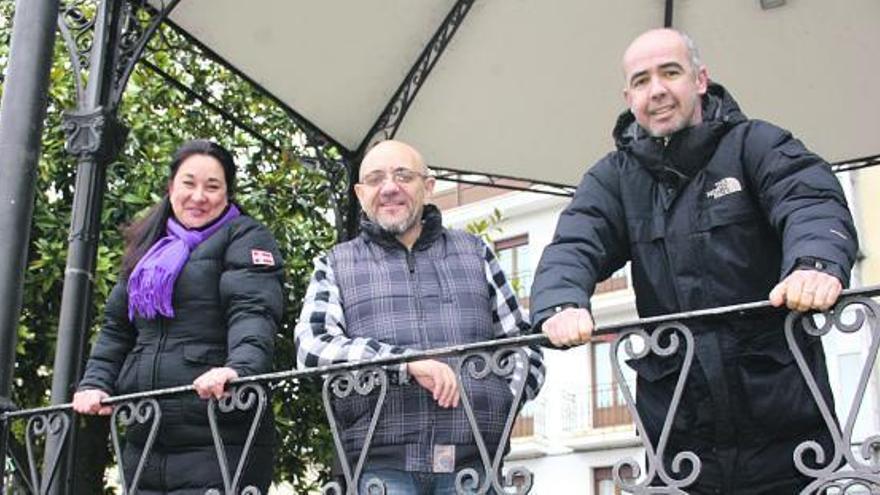 Por la izquierda, Carmen Moyano, José Antonio García y Delfín Blanco, de la junta directiva, en el quiosco del parque.
