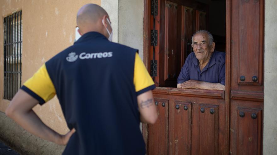 Carteros rurales: los trabajadores de la España Vaciada que llevan más que cartas