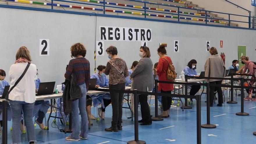 Una notícia falsa porta a milers de persones a anar a vacunar-se sense cita a Sevilla