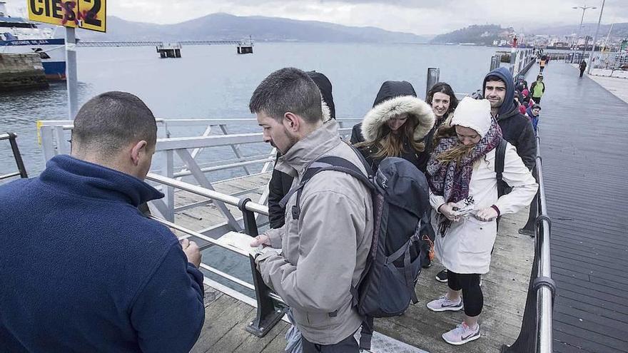 Turistas en la cola para viajar a Cíes la pasada Semana Santa, cuando se estrenó el nuevo sistema. // C. Graña