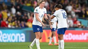 Millie Bright(I) celebra con su compañera Jessica Carter) el pase a semifinales.EFE/EPA/DEAN LEWINS