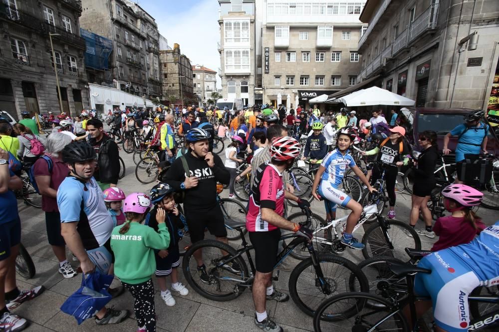 Centenares de vigueses de todas las edades participaron ayer en la marcha ciclista A Pedaliña que recorrió el centro de la ciudad para conmemorar el Día Mundial del Medio Ambiente y a favor de Unicef