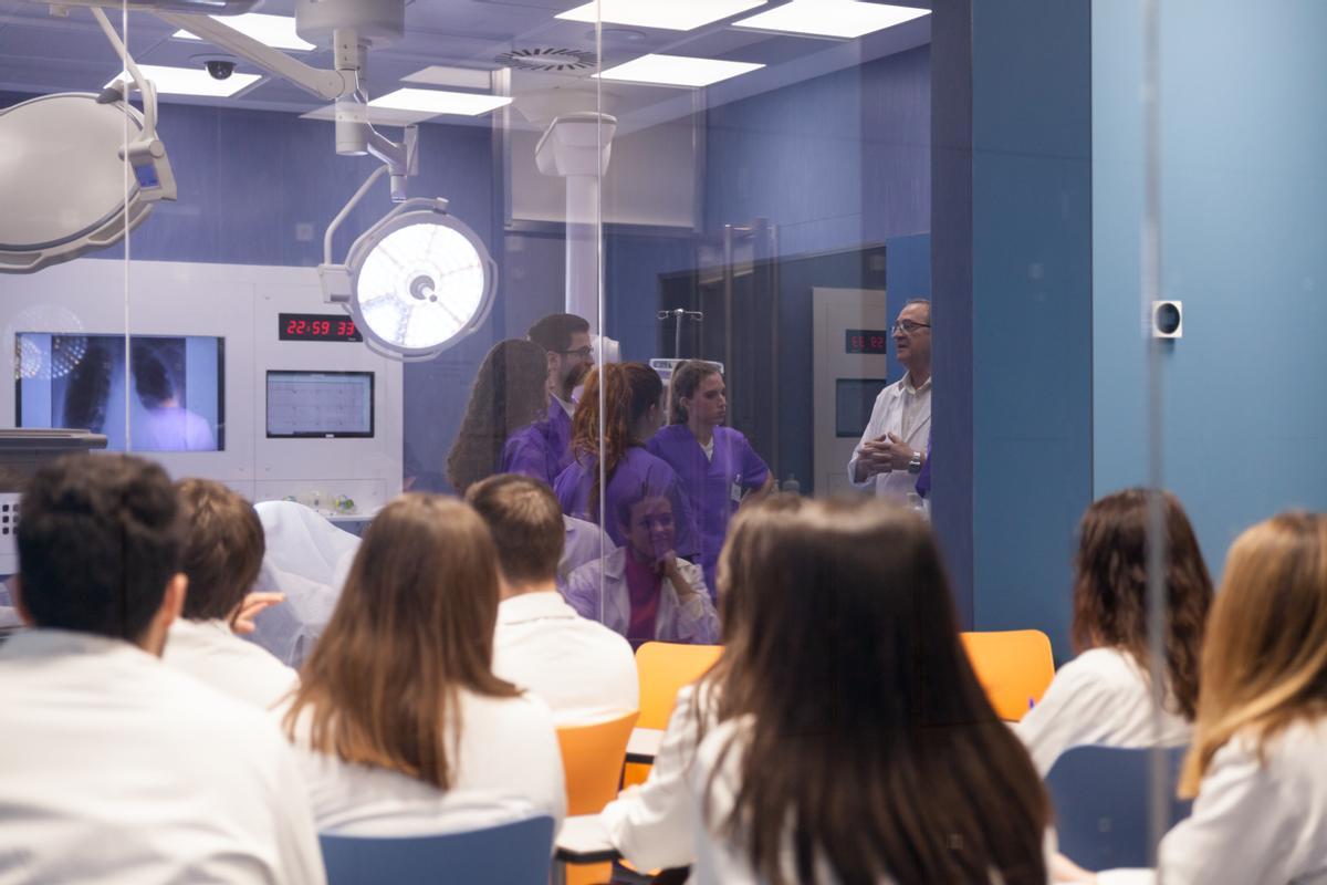 Alumnos asisten a una clase de Odontología en la Universidad Católica de València.