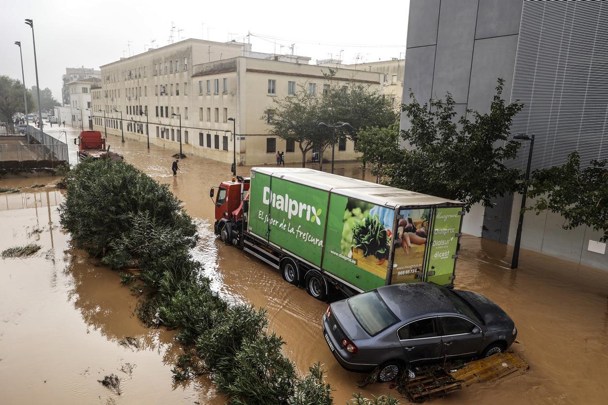 Un camión y un coche flotan en el agua tras el paso de la DANA por el barrio de La Torre de Valencia