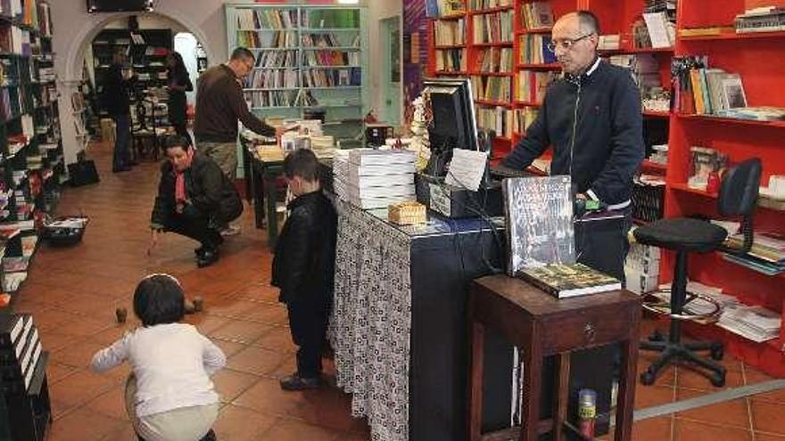 La jornada estuvo muy animada en la carpa de los libreros.  // Iñaki Osorio