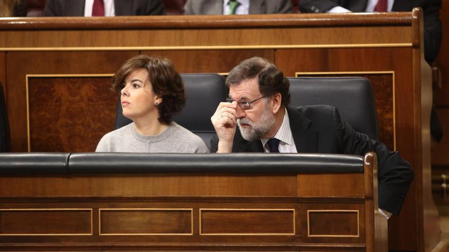 Rajoy, con Santamaría. // EP