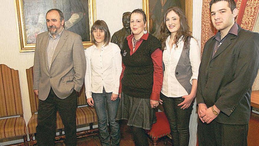 Arturo Casas, Natividad Almeira, Vanesa Saez, Ana Parada y Omar Martínez, premiados por la USC.  // X.A.