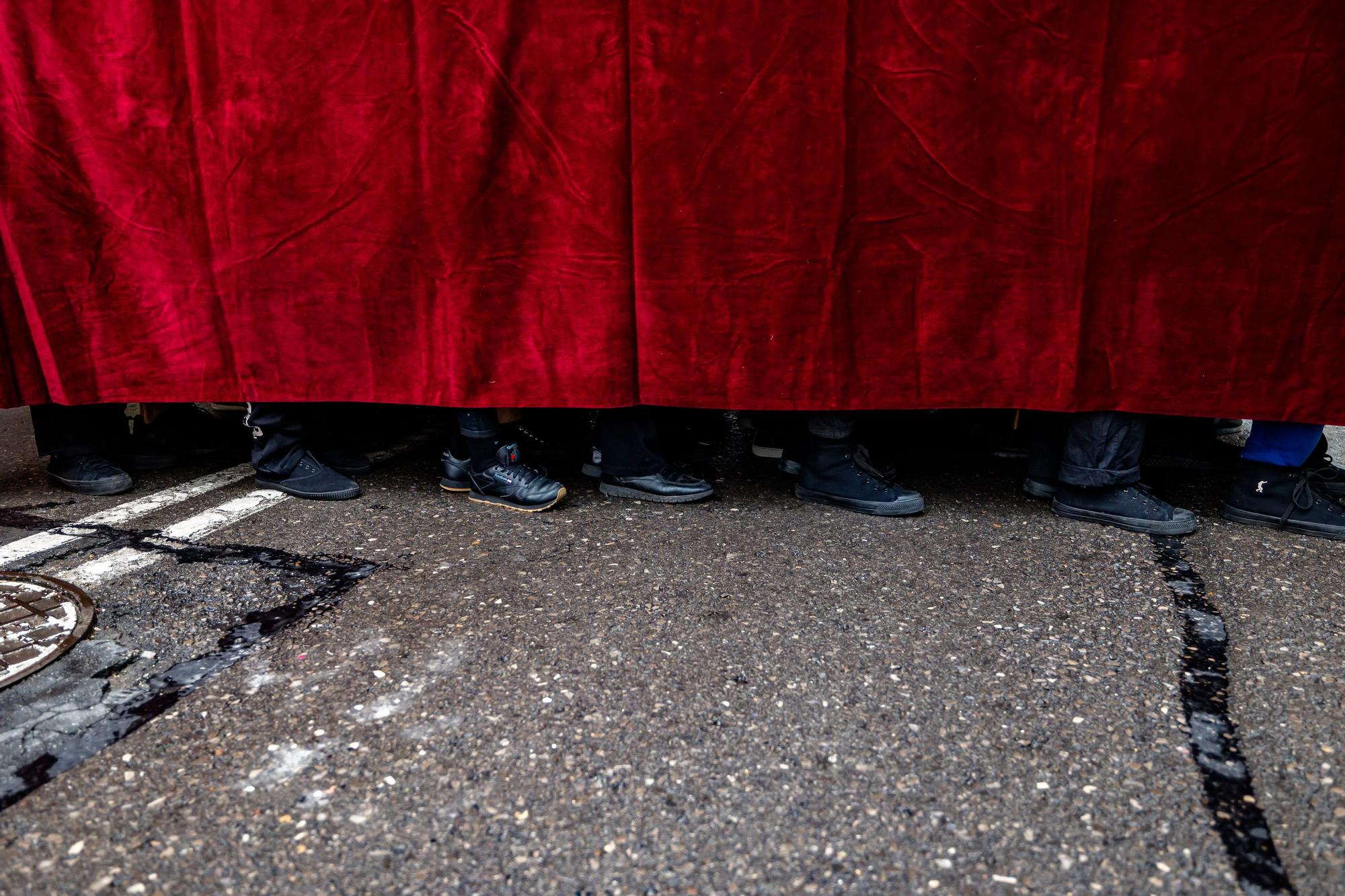 Procesión del Ecce Homo en Alicante  En Alicante las primeras imágenes en llegar eran las de la procesión del Ecce Homo que estrenado en esta procesión la primera fase del nuevo paso del Señor, consistente en parihuela y ebanistería. Esta cofradía celebra el 75 aniversario de su fundación.