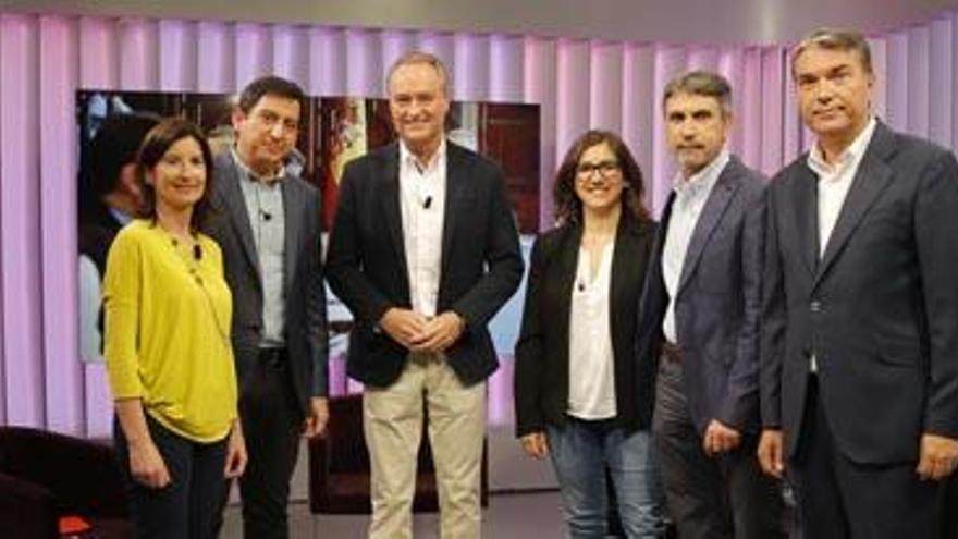 Alberto Fabra, con el resto de participantes ayer en el programa «Halcones y palomas».