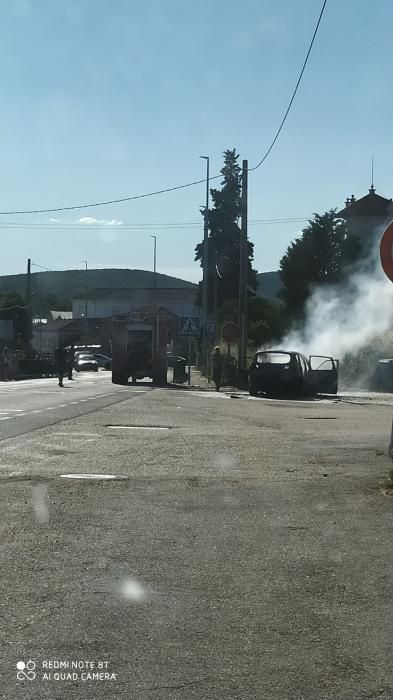 Incendio de un coche y una finca urbana en Mombuey