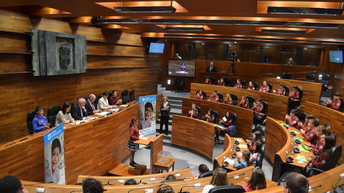Sesenta "peque diputados" alzan la voz en la Junta General contra el mal uso del móvil y las redes sociales: "Nos hacen mucho daño"