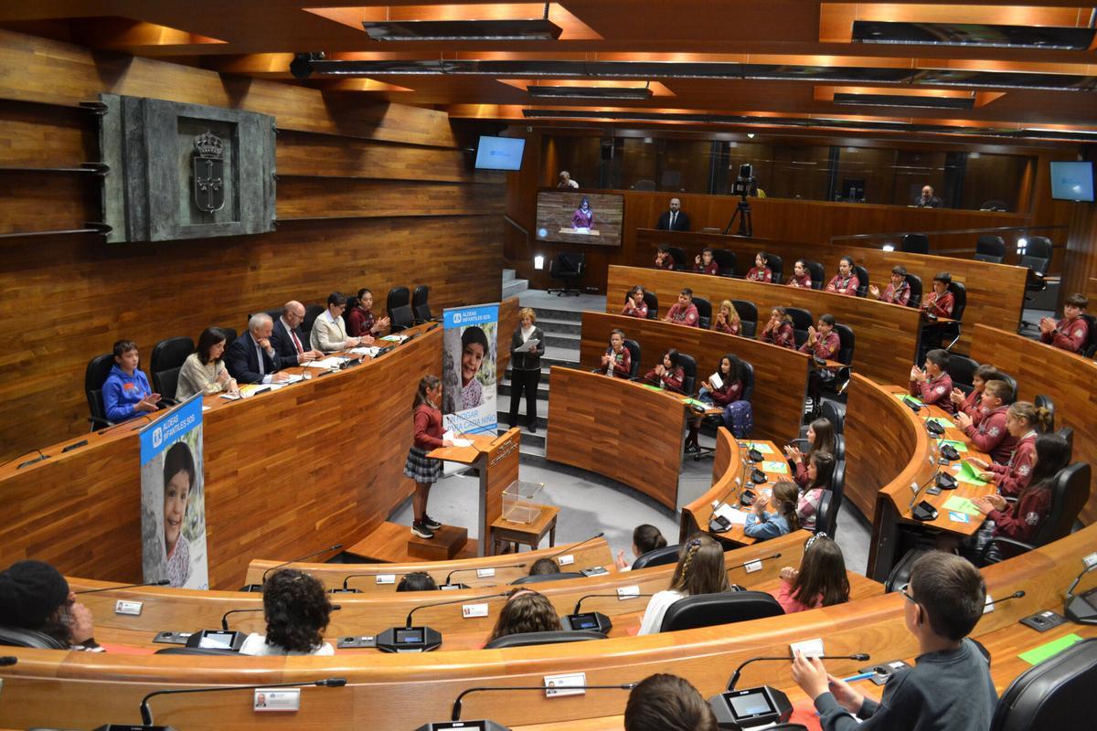 EN IMÁGENES: Sesenta alumnos asturianos se convierten en diputados por un día