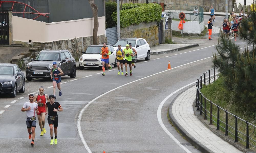 Los corredores del maratón completan la primera mitad del recorrido en los alrededores de Samil y Coruxo.