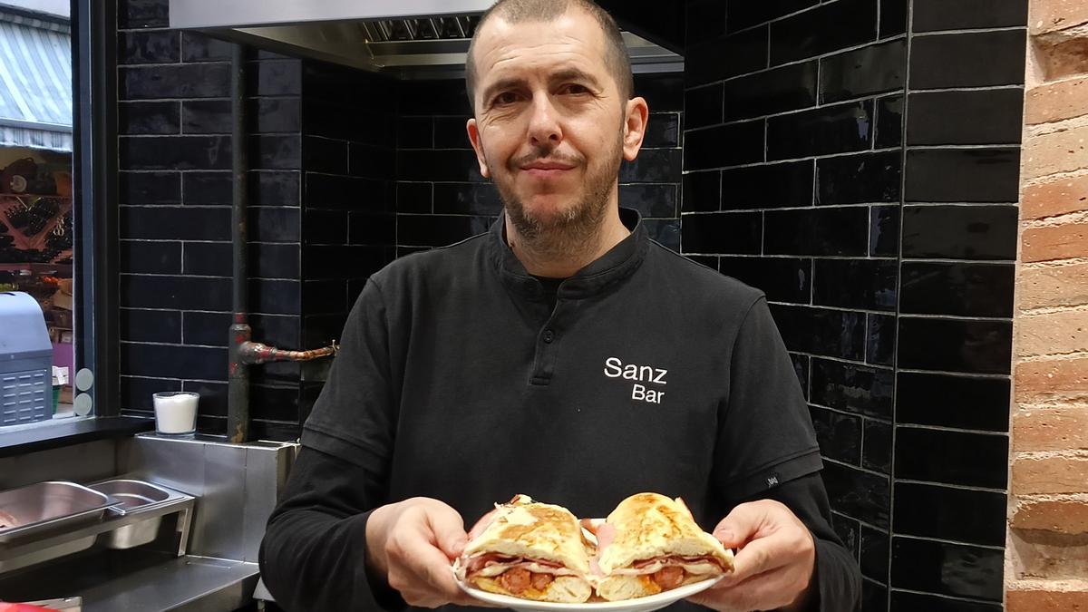 Daniel Sanz, de Bar Sanz, con un bocadillo recién planchado.