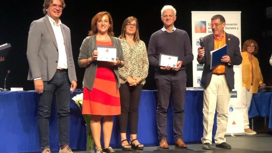 Isabel Lozano, la segunda por la izquierda, recogió el premio de Servicios Sociales en Fuenlabrada.