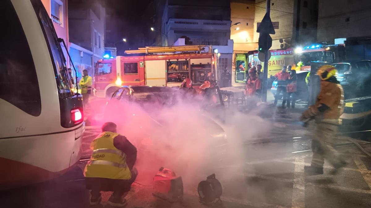 Simulacro de accidente entre el Tram y un coche eléctrico en La Vila Joiosa