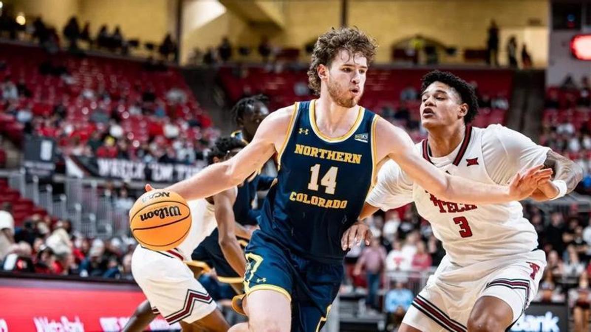 Brock Wisne intenta superar la defensa de LeJuan Watts en el Texas Tech-Northern Colorado de la pasada temporada.