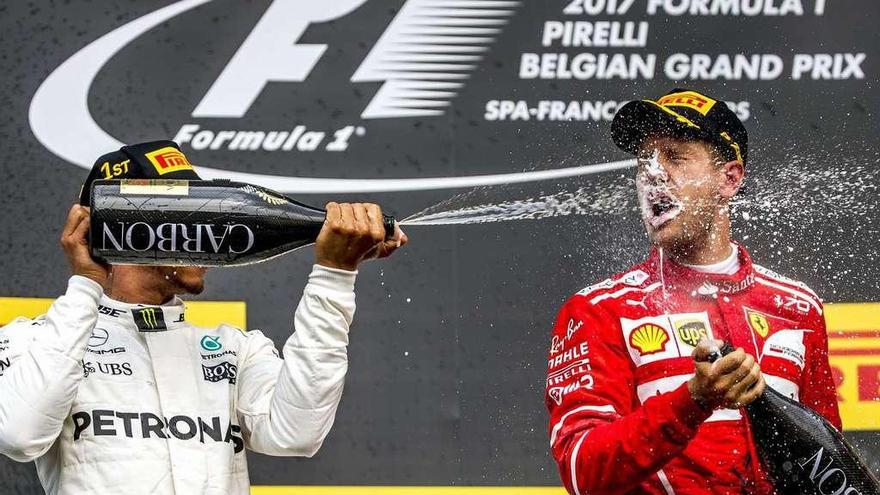 Hamilton rocía con champán a Vettel en el podio del circuito de Spa-Francorchamps