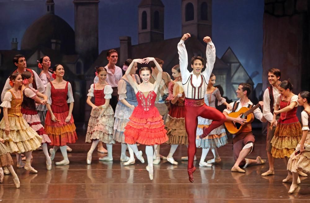 La Compañía Nacional de Danza hizo vibrar al público vigués con una versión del ballet clásico en la que revisa la figura del célebre hidalgo.