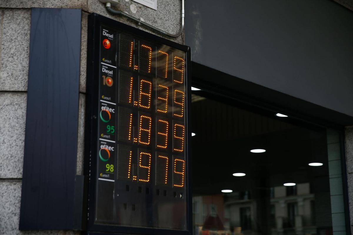 Un panel muestra el precio de los distintos combustibles en una gasolinera de Madrid esta semana.